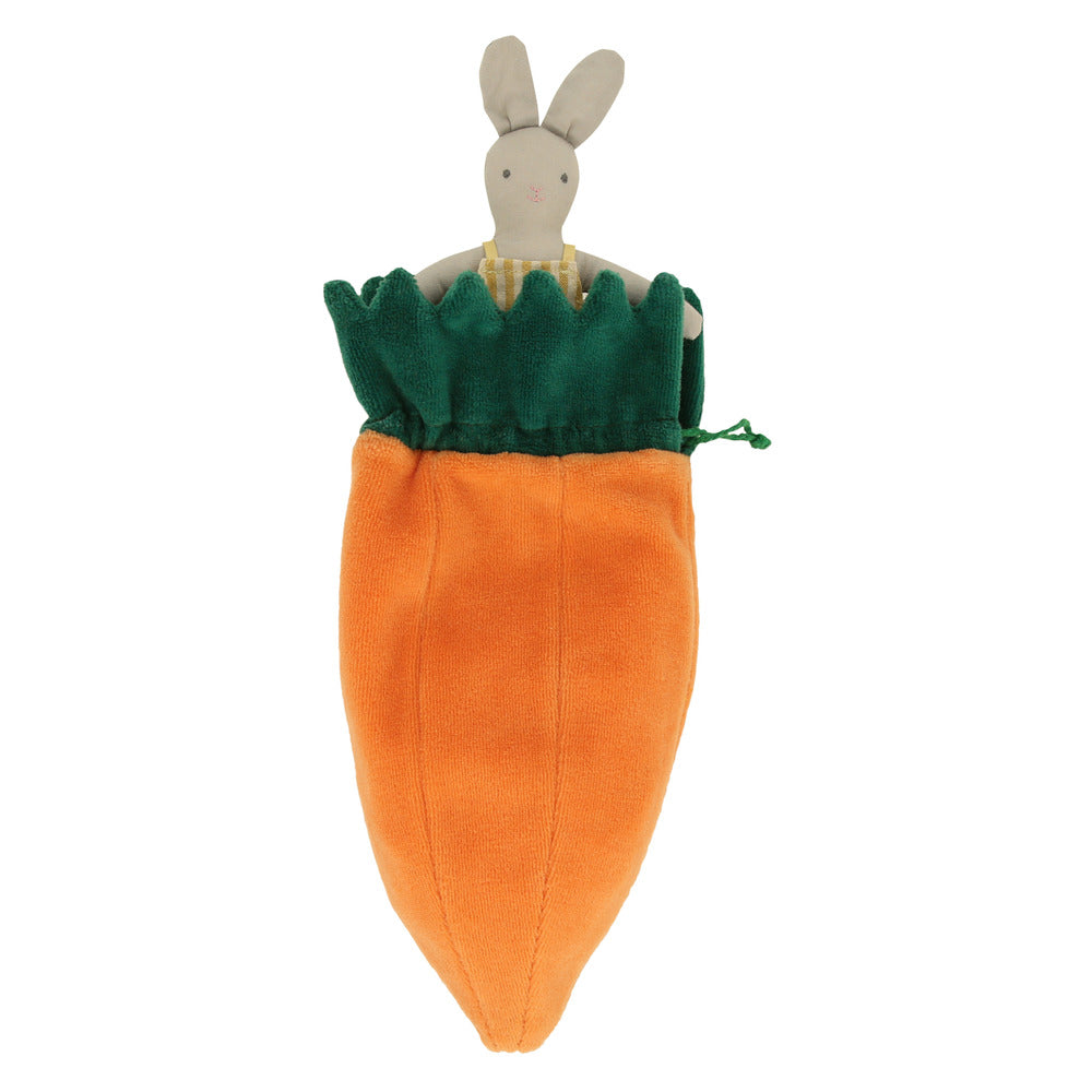 Mini muñeco conejo en saquito de zanahoria