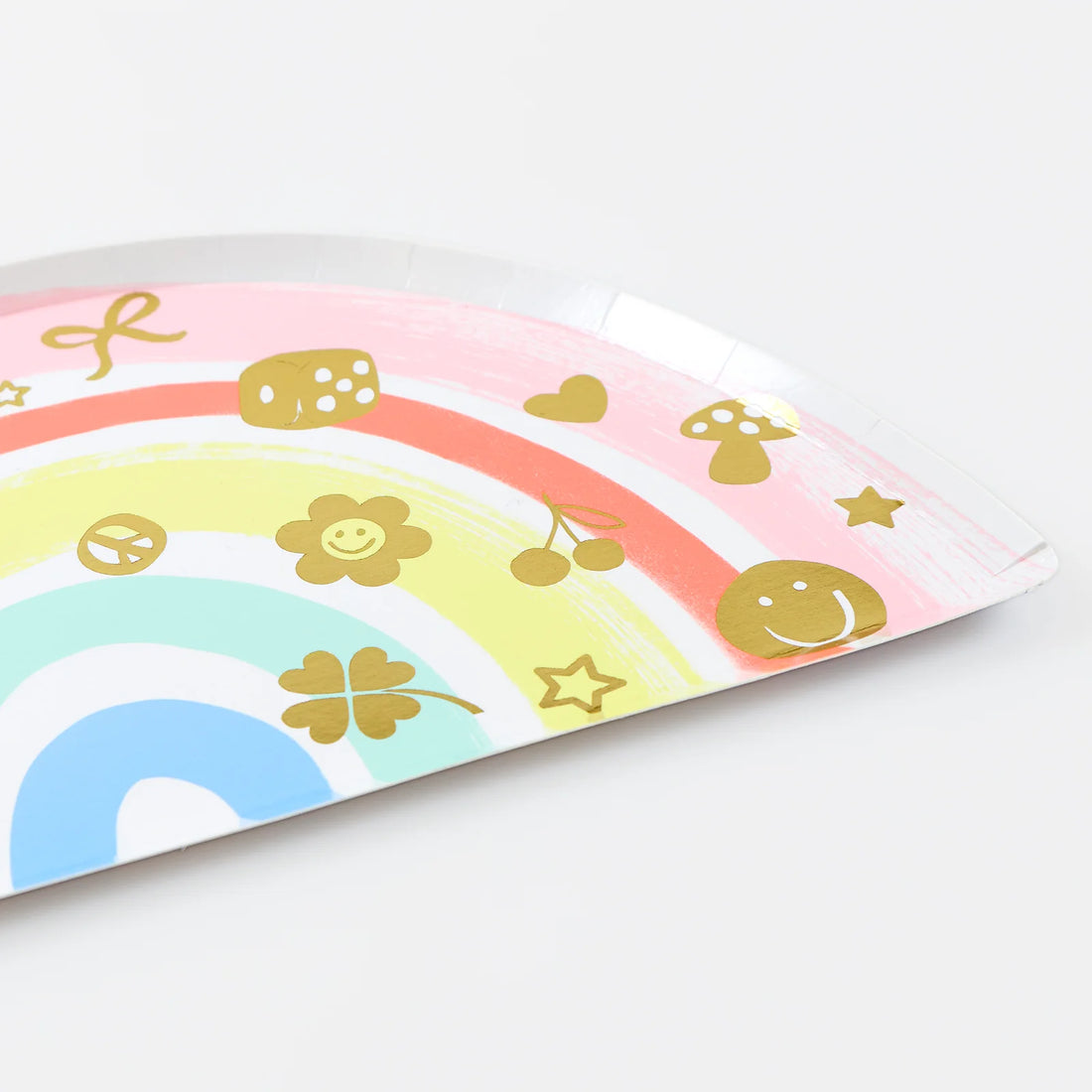 Platos con forma de arcoiris y charms