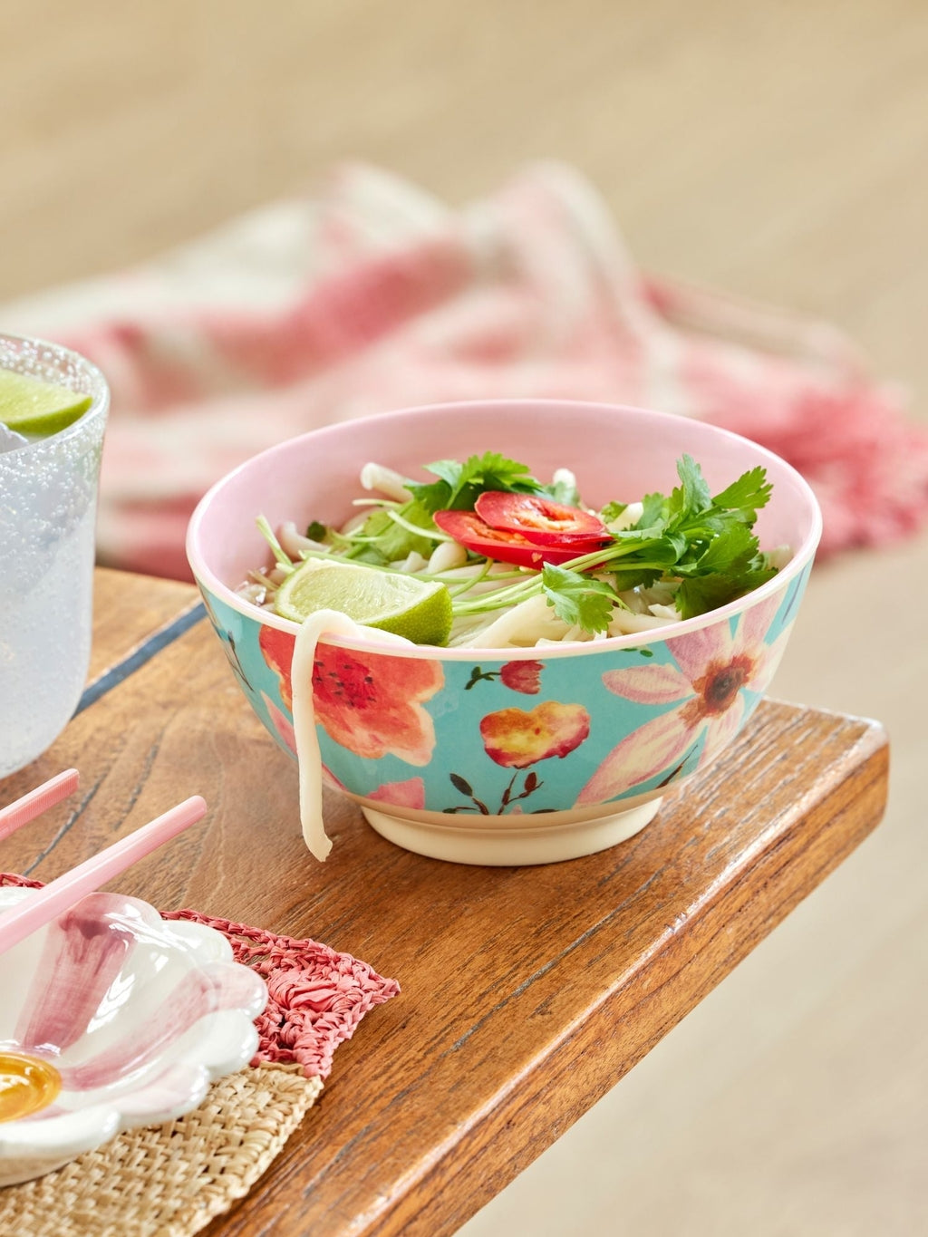 Bowl de melamina mediano - flores grande sobre turquesa