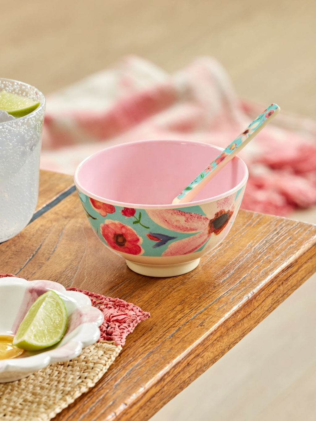 Bowl de melamina pequeño - flores grande sobre turquesa