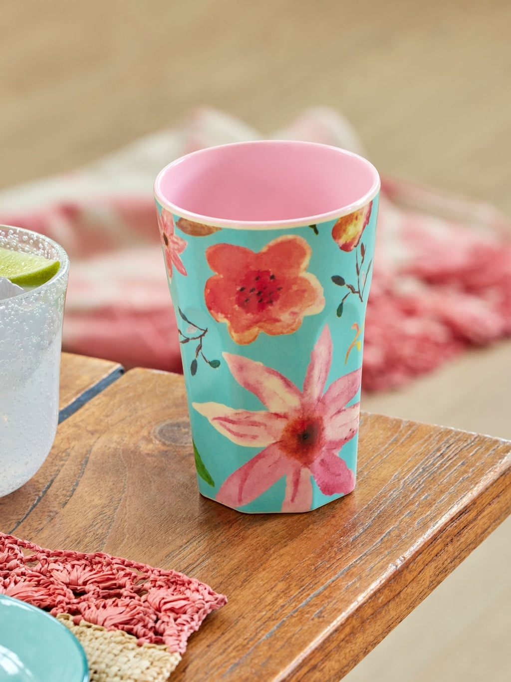 Vaso de melamina alto - flores grandes sobre turquesa