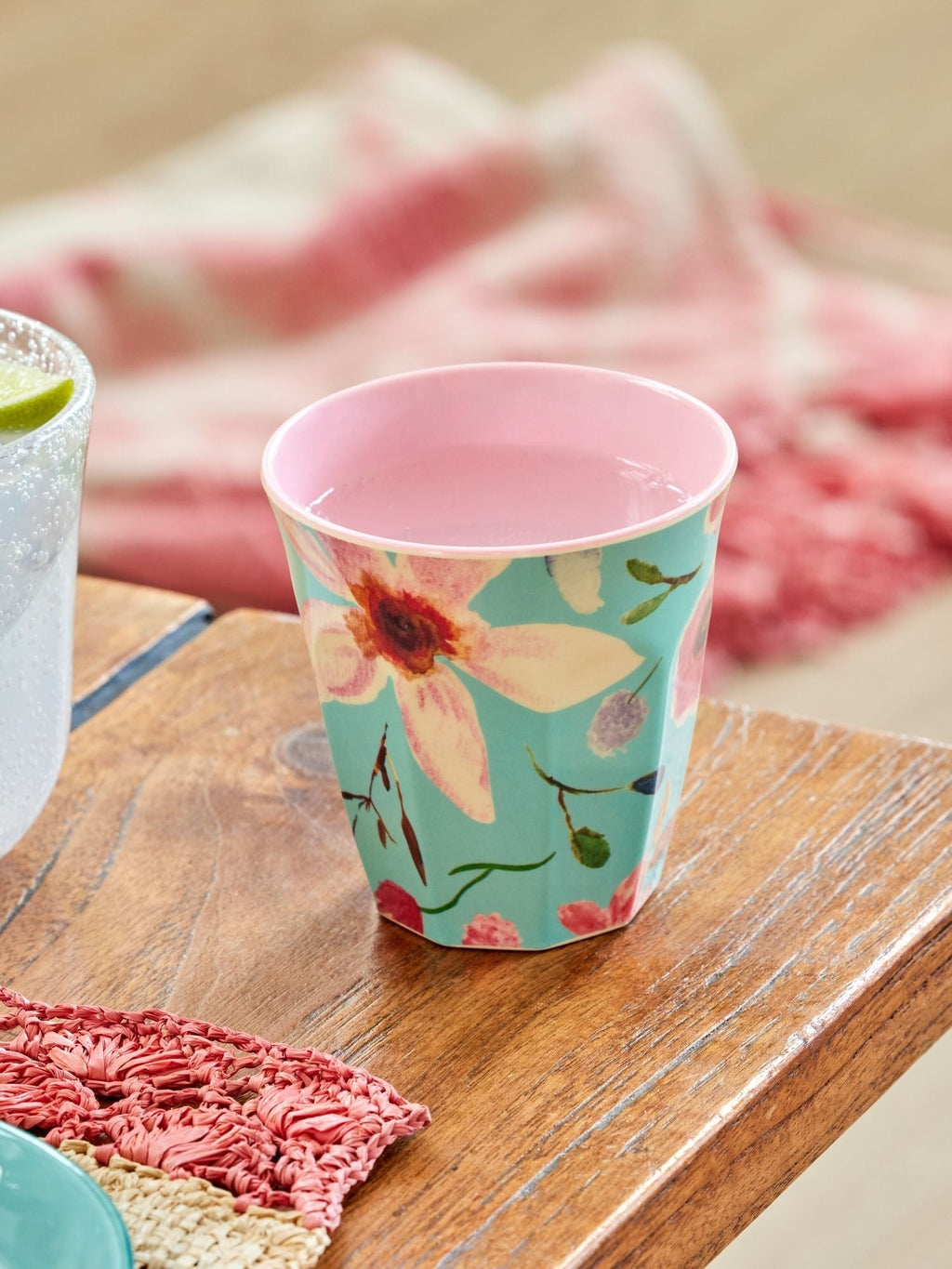 Vaso de melamina - flores grandes sobre turquesa