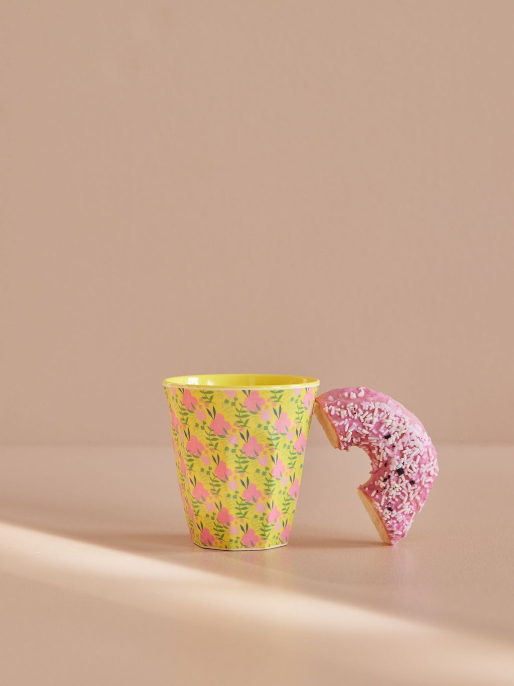 Vaso de melamina - flores rosadas con interior amarillo