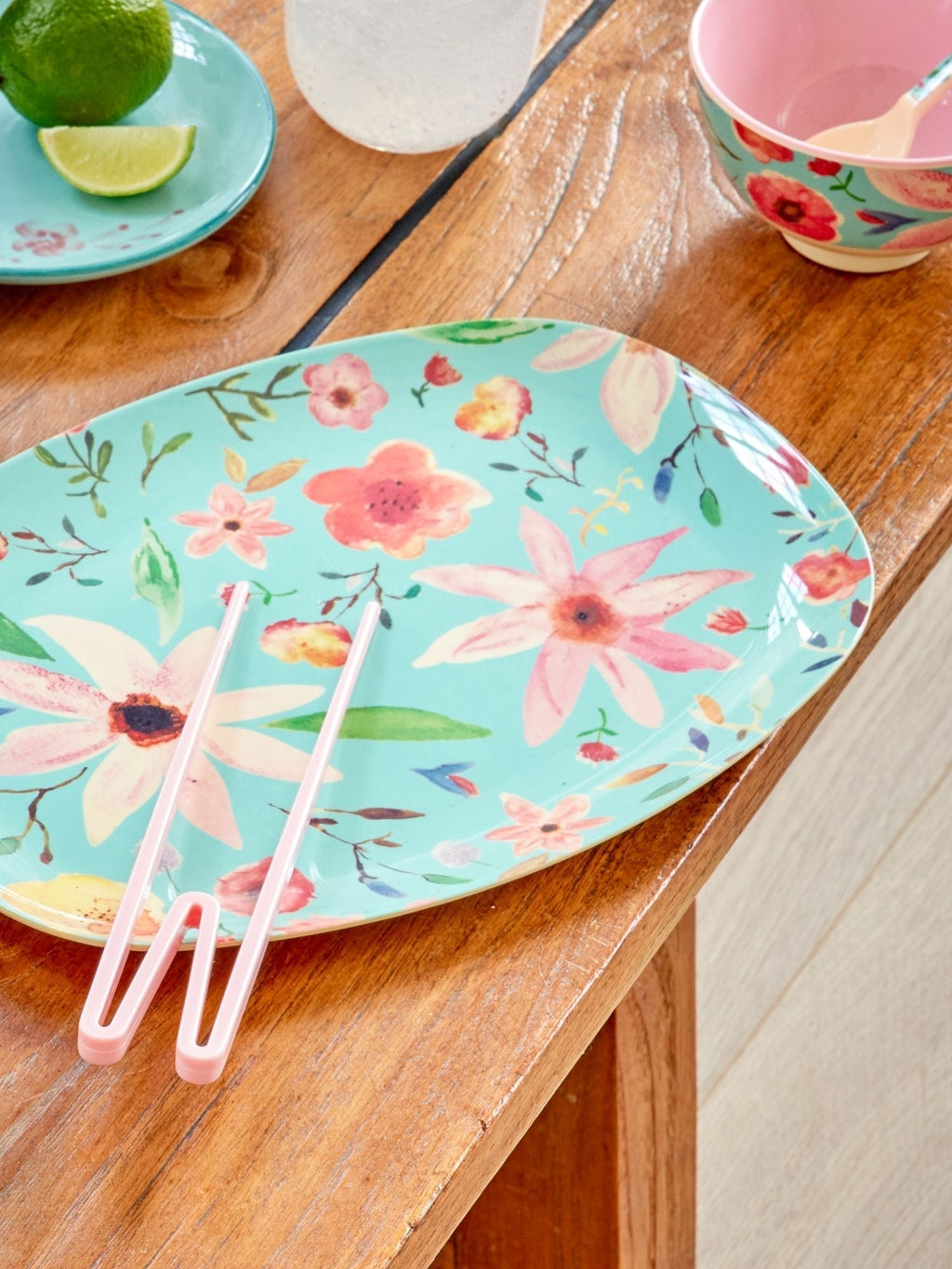 Plato de melamina rectangular - flores grandes sobre turquesa