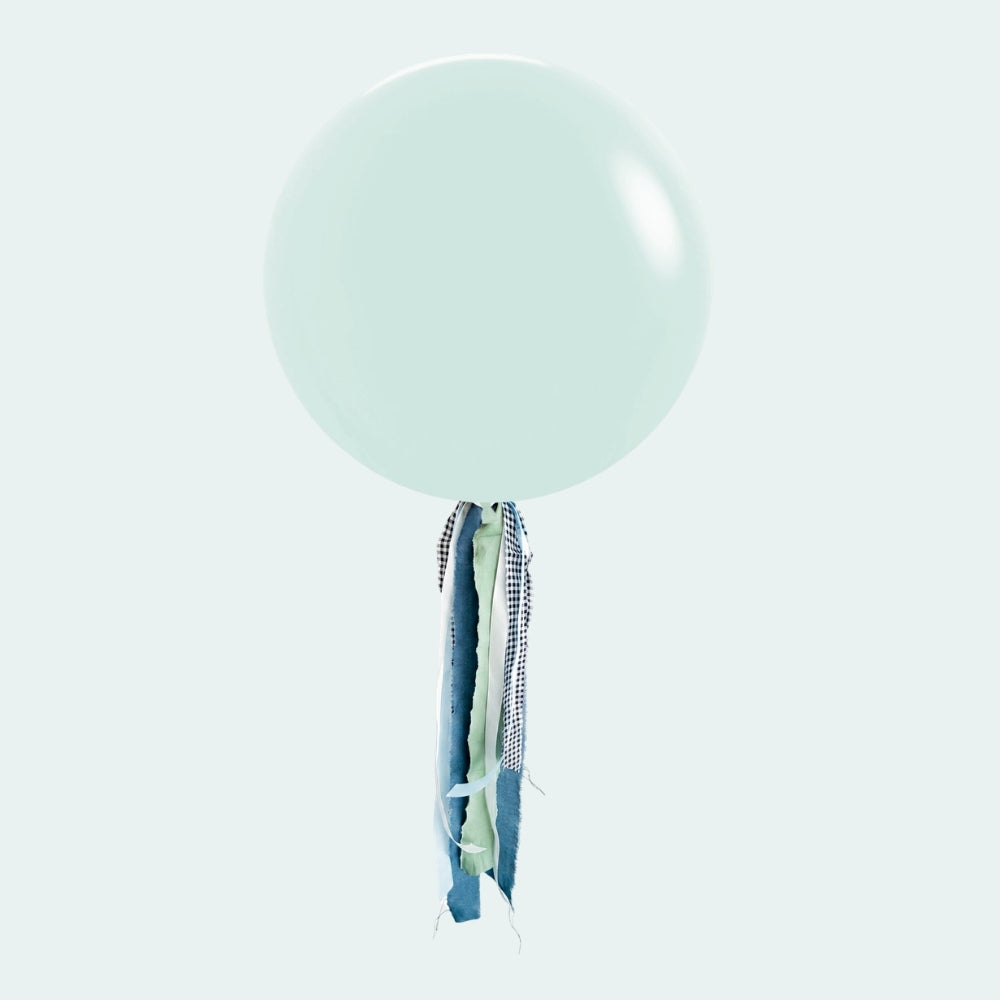 Globo XL 50 cm inflado con helio, cola de telas y peso - VERDE PASTEL