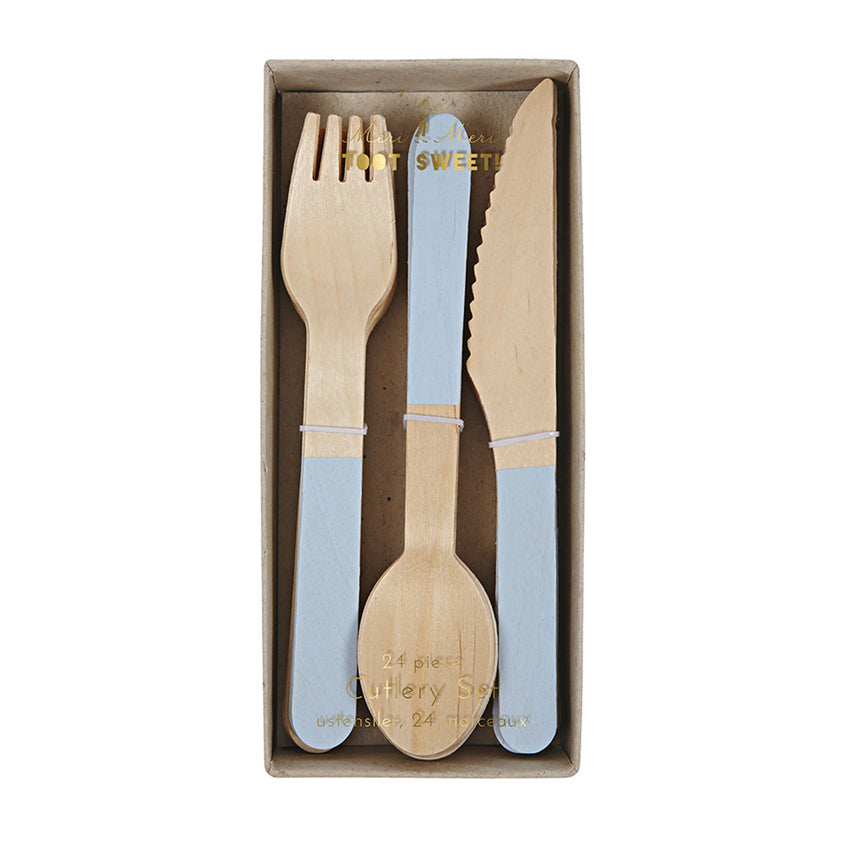 Set de cubiertos de madera (tenedor, cuchara y cuchillo), con detalles en colores celeste. Ideales para todo tipo de fiestas, candy bars o para alegrar el postre del fin de semana !