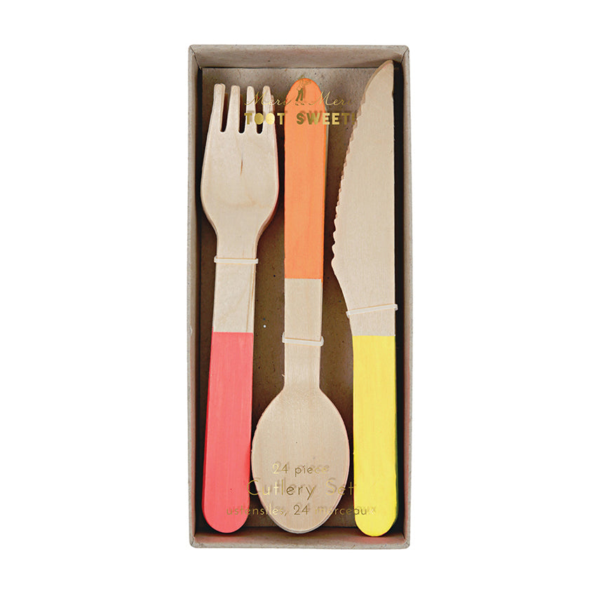 Set de cubiertos de madera, tenedor, cuchara y cuchillo, con la base de colores neón: sandía, naranjo y amarillo. Ideales para todo tipo de fiestas, candy bars o para alegrar el postre del fin de semana !