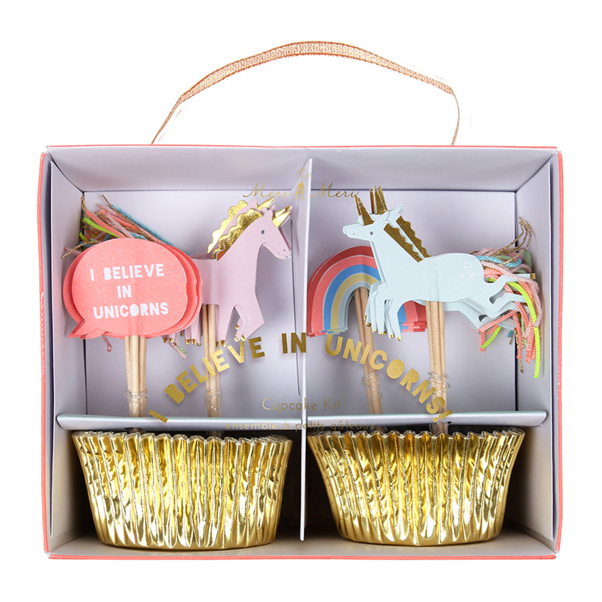 Este kit para cupcakes, de la línea Arcoiris y Unicornios de Meri Meri, hará soñar a cualquier niñita ! Incluye 24 tacitas de color dorado (requieren molde) y 24 toppers con forma de unicornios rosados y celestes.