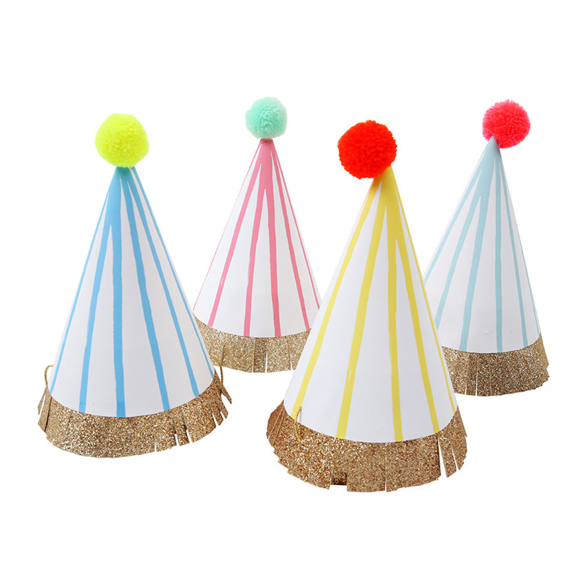 Que empiece la fiesta ! Estos gorros de cumpleaños con diseño de rayas de colores sobre fondo blanco, vienen en un pack de 8 colores diferentes, con orilla dorada y pompón de lana. Vienen armados, listos para usar !