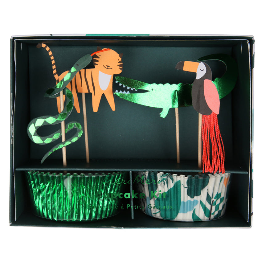 Kit para hacer cupcakes con diseño de la línea de animales de la selva "Go WIld" de Meri Meri. Incluye 24 tacitas (requieren molde) y 24 topares con diseño de animales: tucán, serpiente, tigre y cocodrilo. Ideales para fiestas de cumpleaños, las pequeños exploradores de la casa se sentirán identificadas con sus colores y diseños !