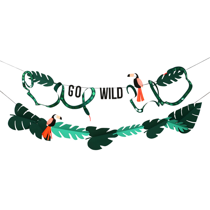 Esta guirnalda de Meri Meri es el complemento perfecto para las fiesta de los amantes de los animales y las aventuras ! Mide 2.4 mt en 2 niveles, con tucanes, serpientes hojas y letras para formar la palabra "Go wild" de color verde metalizado.