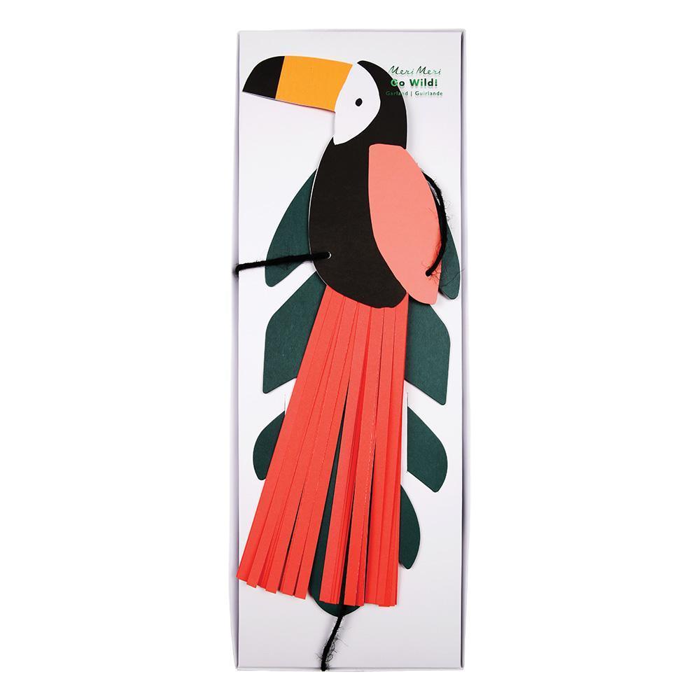 Esta guirnalda de Meri Meri es el complemento perfecto para las fiesta de los amantes de los animales y las aventuras ! Mide 2.4 mt en 2 niveles, con tucanes, serpientes hojas y letras para formar la palabra "Go wild" de color verde metalizado.