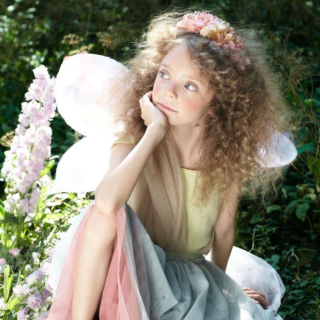 Corona con flores de papel rosadas