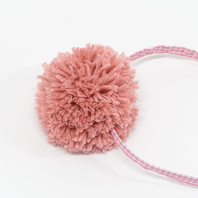 Cintillo con pompón rosado