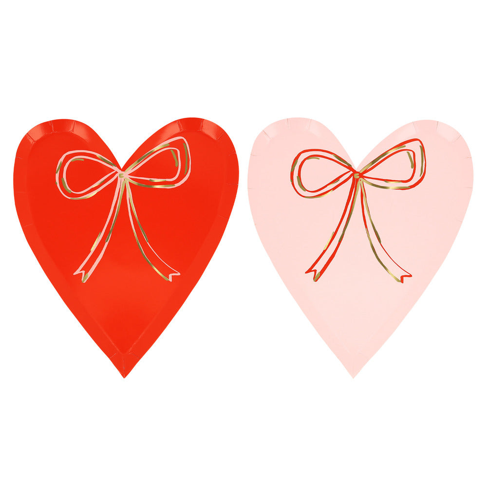 Platos corazones rojos y rosados con lazos