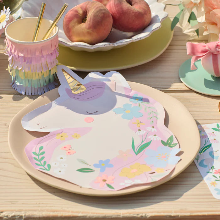 Platos con forma de unicornio con flores