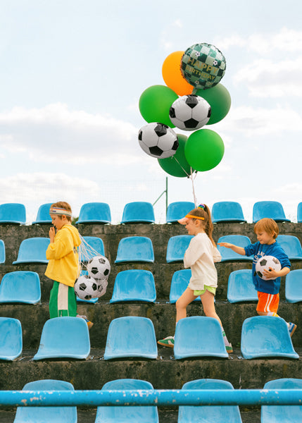 Globo metalizado redondo - verde con pelotas de fútbol