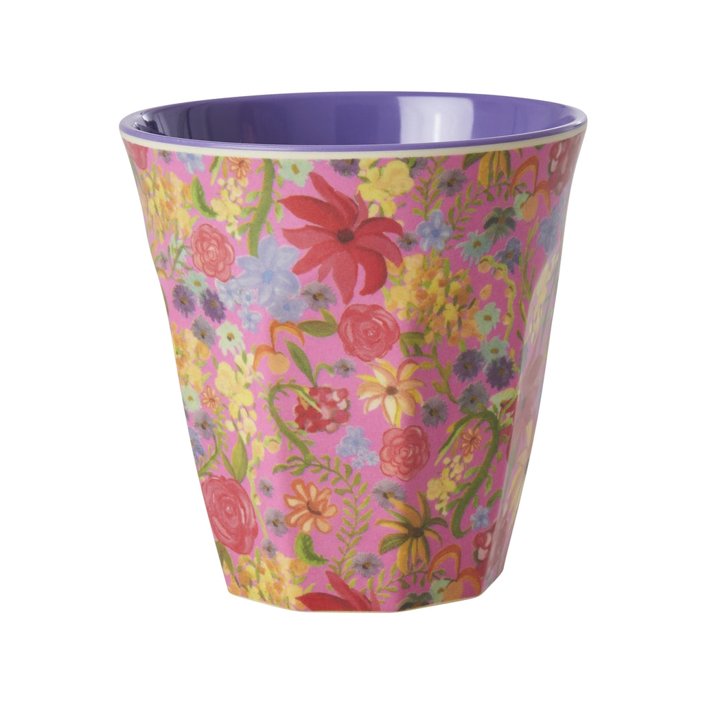 Vaso de melamina - flores sobre fondo fucsia