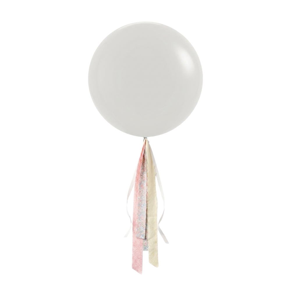 Globo XL 50 cm inflado con helio, cola de telas y peso - CREMA