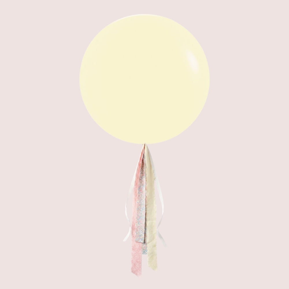 Globo XL 50 cm inflado con helio, cola de telas y peso - AMARILLO PASTEL