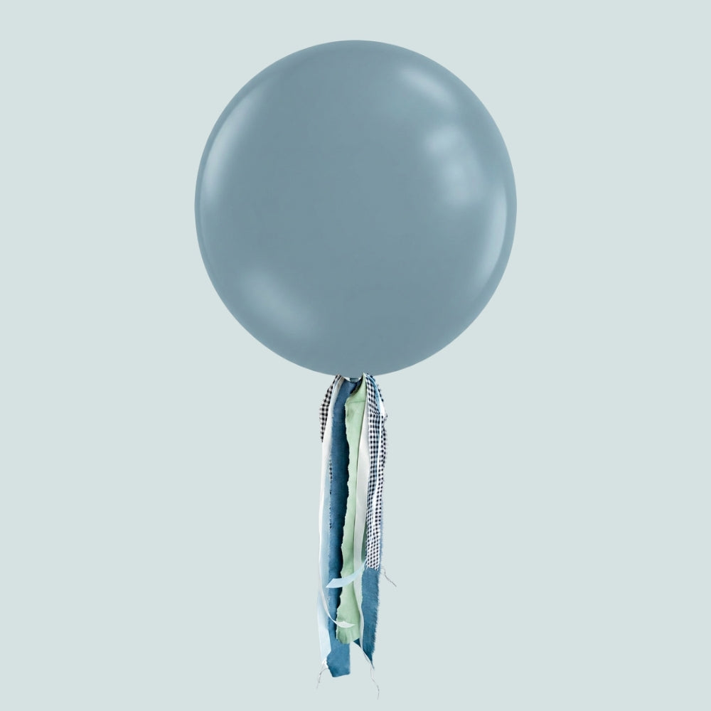 Globo XL 50 cm inflado con helio, cola de telas y peso - AZUL MATE