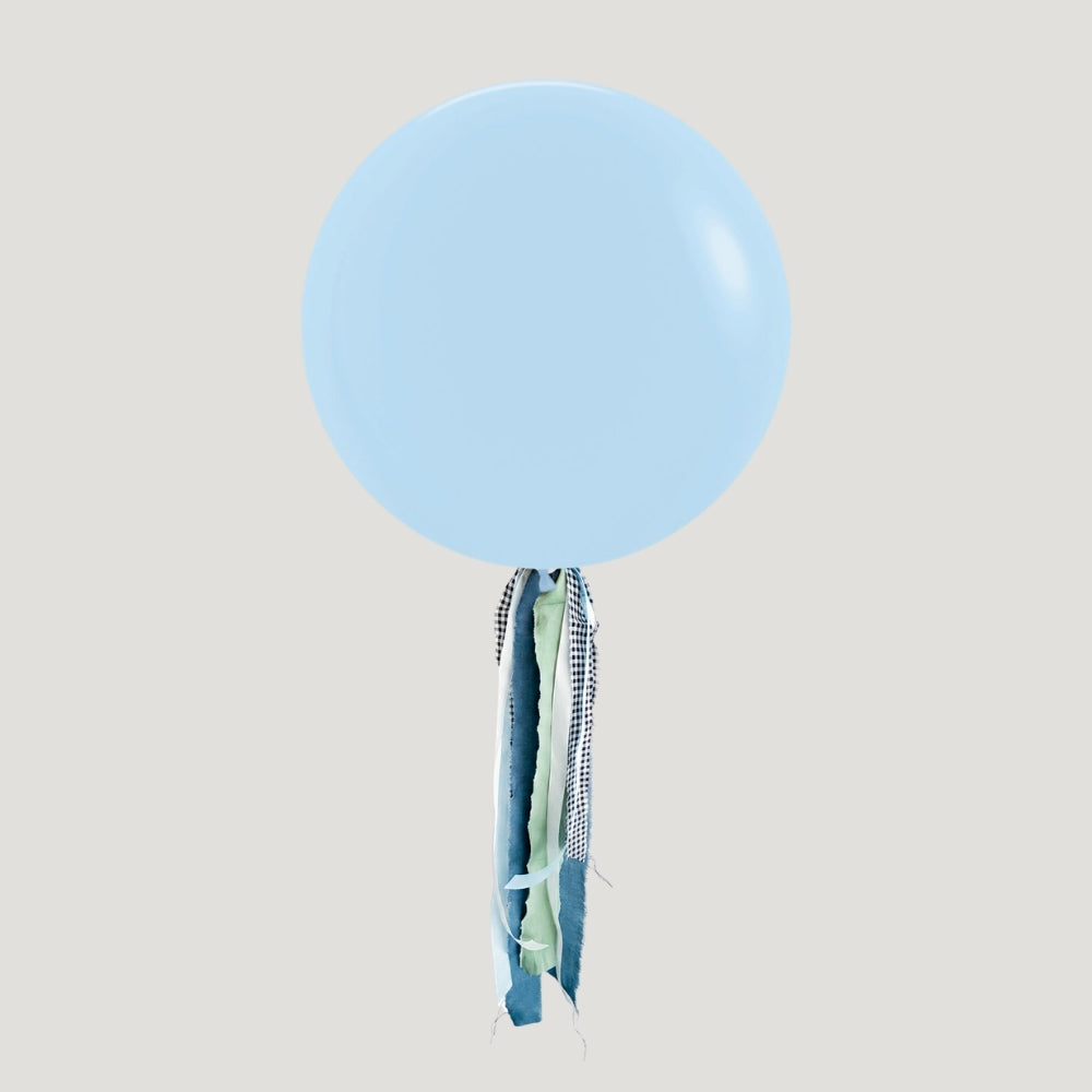 Globo XL 50 cm inflado con helio, cola de telas y peso - CELESTE PASTEL