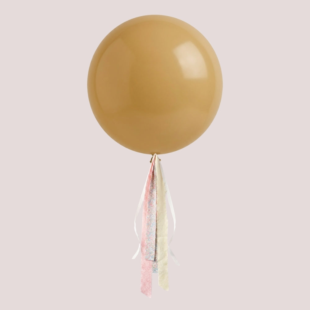 Globo XL 50 cm inflado con helio, cola de telas y peso - LATTE