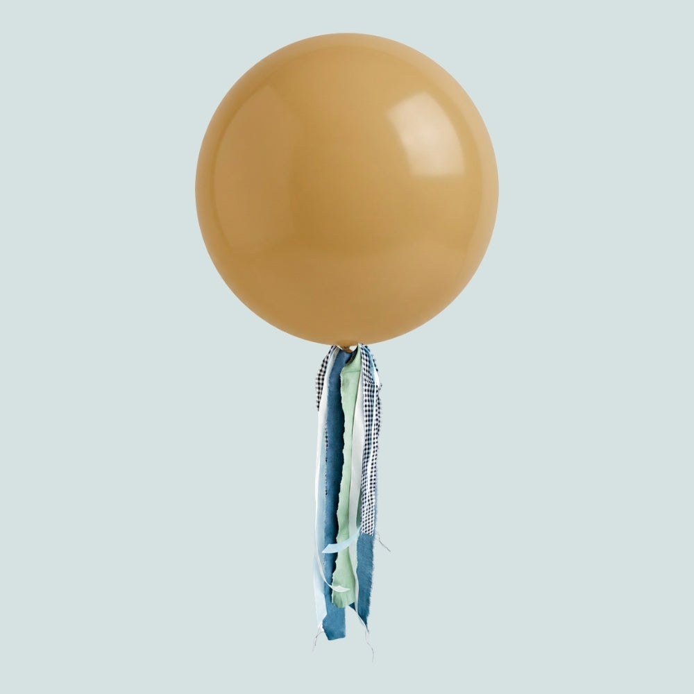 Globo XL 50 cm inflado con helio, cola de telas y peso - LATTE