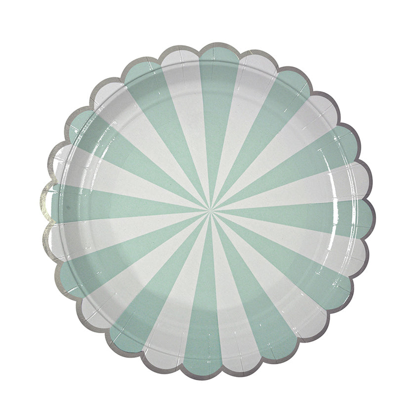 Pack de 8 platos grandes de rayas verde agua con orilla plateada, de la línea Toot Sweet de Meri Meri.  La línea Toot Sweet de Meri Meri se caracteriza porque permite que todos sus diseños se combinen entre si, para formar mezclas únicas de colores y presentaciones.