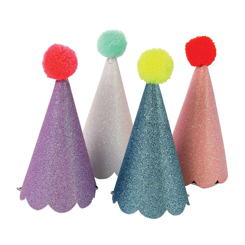 Estos gorros de cumpleaños de colores glitter y pompón de lana vienen en un pack de 4 colores diferentes.  Vienen armados, listos para usar !