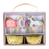 Este kit para cupcakes, de la línea Arcoiris y Unicornios de Meri Meri, hará soñar a cualquier niñita !  Incluye 24 tacitas de color dorado (requieren molde) y 24 toppers con forma de unicornios rosados y celestes.