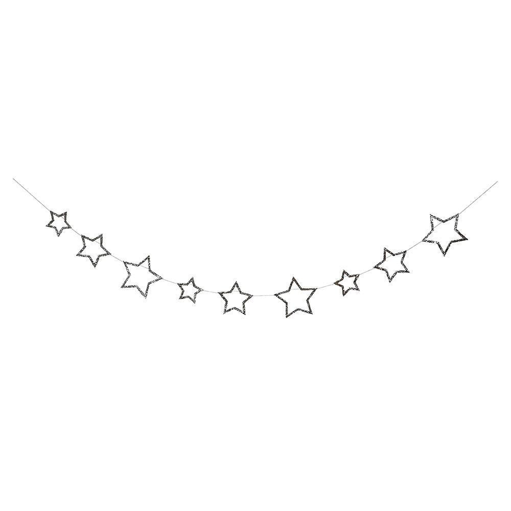 Esta guirnalda de Meri Mer es el complemento perfecto para cualquier celebración !  Viene con 42 estrellas dorado glitter en 3 tamaños, y trae 4.2 mt de cuerda dorada para colgarlas.