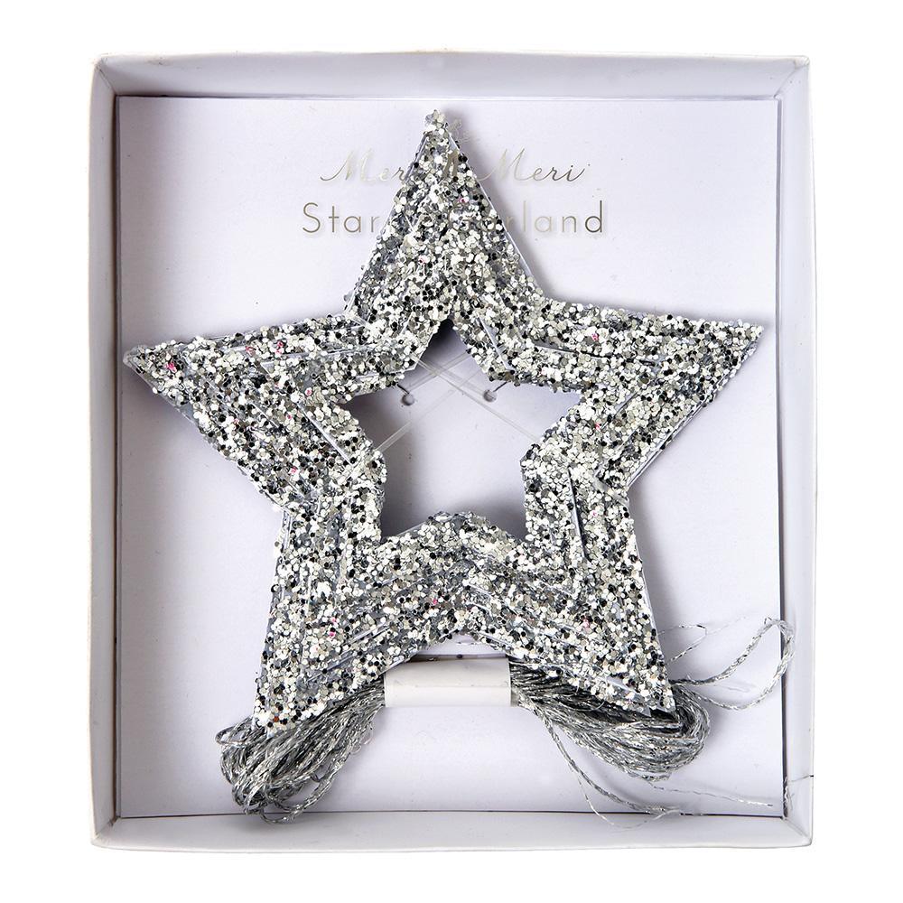 Esta guirnalda de Meri Meri es el complemento perfecto para cualquier celebración !  Viene con 42 estrellas dorado glitter en 3 tamaños, y trae 4.2 mt de cuerda dorada para colgarlas.