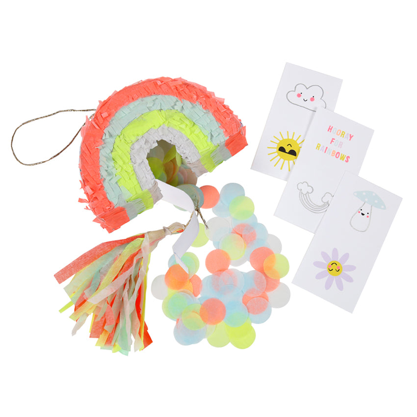 Las mini piñatas con forma de arcoiris de Meri Meri son geniales como decoración y como recuerdo de la celebración ! Cada mini piñata está llena de confetti de colores, 2 tatuajes temporales y espacio para agregar dulces u otros regalitos. Vienen 3 unidades por pack y miden 1 10 cm ancho x 6 cm alto x 3.2 cm profundidad.
