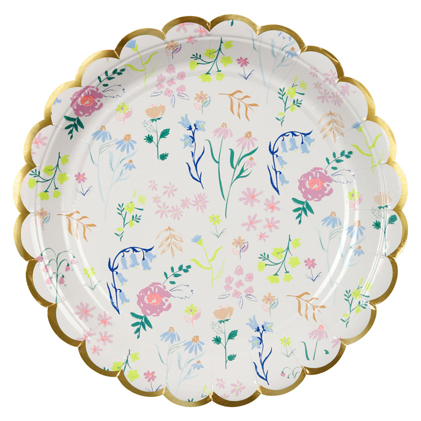 Estos platos grandes con diseño de pequeñas flores silvestres de Meri Meri son soñados ! En colores delicados y luminosos, son muy versátiles y tienen una linda orilla dorada.  Ideales para fiestas de cumpleaños y fiestas religiosas: bautizos, confirmaciones e incluso matrimonios.