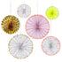 Este pack de abanicos es un complemento genial para tus fiestas y celebraciones !   Incluye 6 abanicos en 2 tamaños diferentes en una impactante combinación de colores pastel, flores silvestres y detalles en dorado.