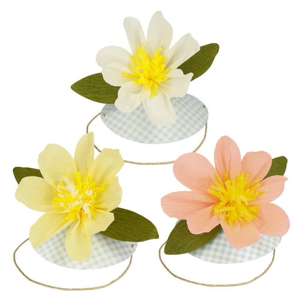 Sombreros con flores de papel