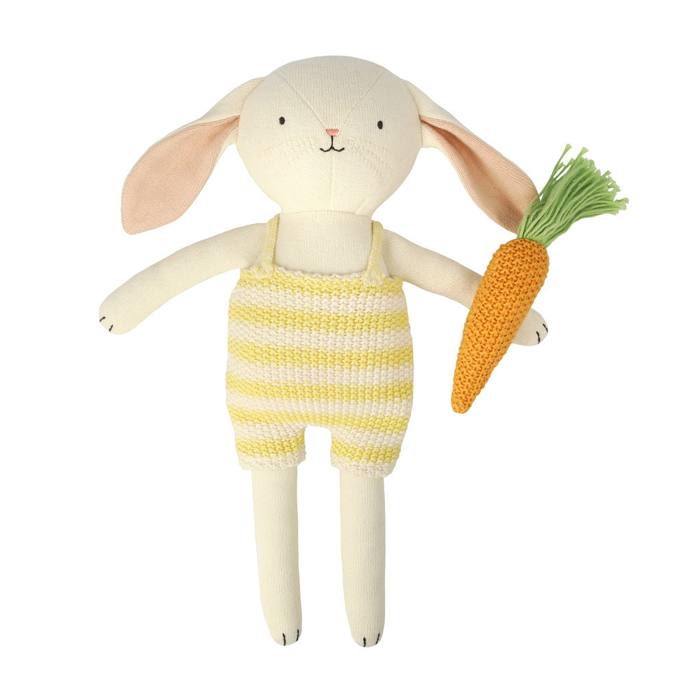 Muñeco tejido pequeño - conejo con zanahoria