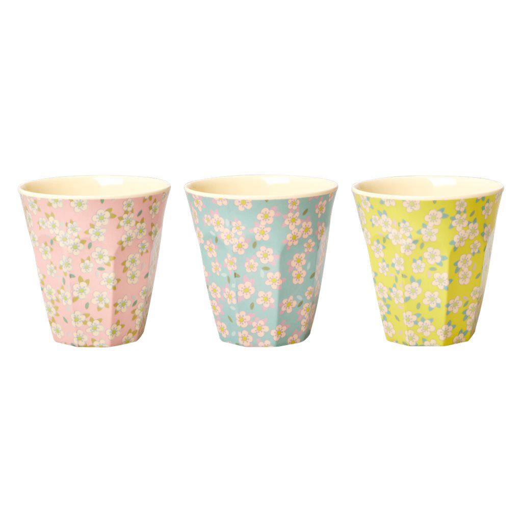 Vaso de melamina - flores pequeñas sobre fondo menta