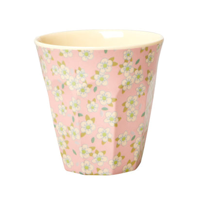 Vaso de melamina - flores pequeñas sobre fondo rosado