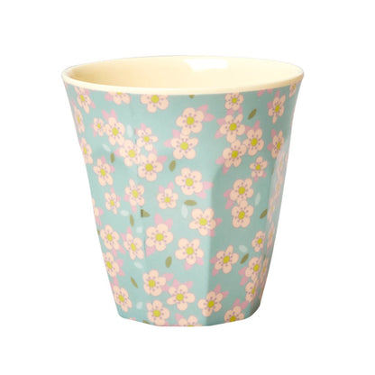 Vaso de melamina - flores pequeñas sobre fondo menta